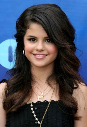 Selena Gomez Long Hair Curly. selena gomez curly hair.